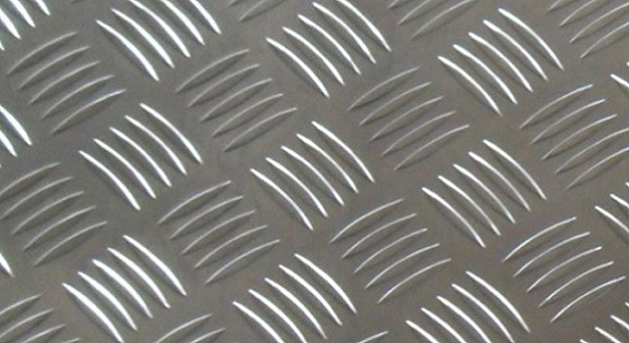 五条筋花纹铝板-1.2mm厚度以上-防滑花纹板厂家-攀铁板材